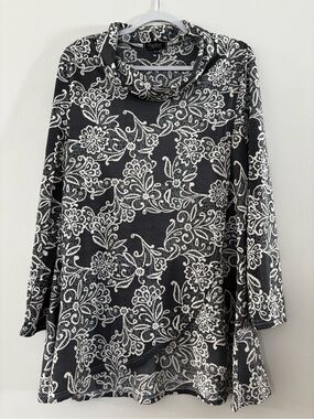 Papillon Blanc Black and White Floral Long-Sleeve Blouse